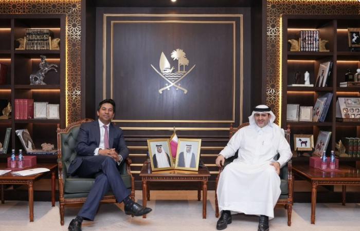 محافظ مصرف قطر المركزي يجتمع مع كبير مستشاري رئيس وزراء المملكة المتحدة