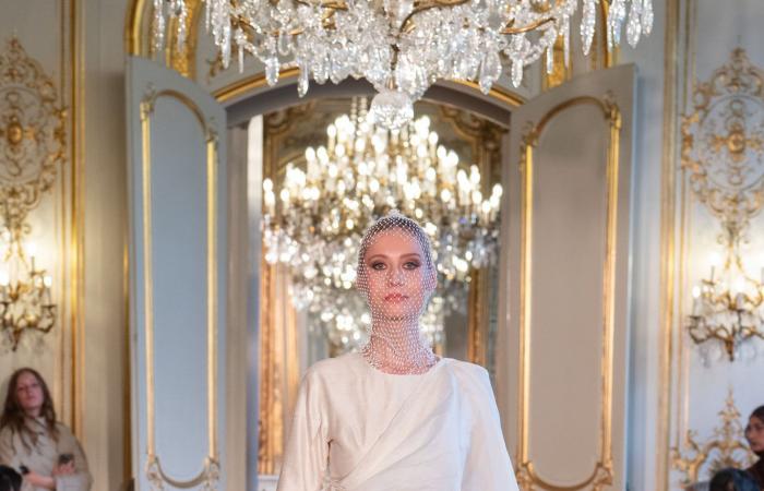 الموضة العربية المحتشمة تنافس الأزياء الجريئة على منصات باريس