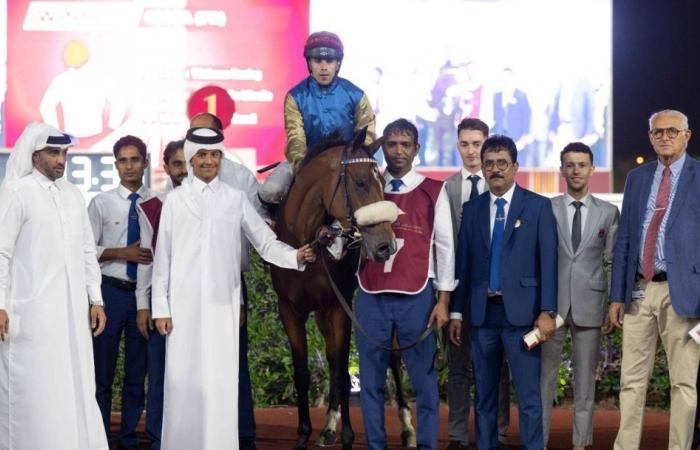 الشيخ جاسم بن تميم يتسلم سيف قطر الذهبي