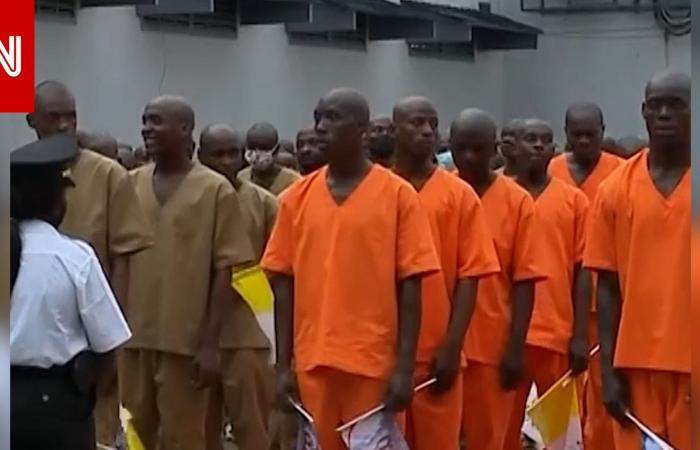 متابعة: زار أكثر السجون قسوةً بالعالم.. يوم في حياة البابا لاوُن بأفريقيا