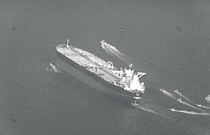 أسراب
      الزوارق
      الإيرانية
      تزيد
      مخاطر
      الملاحة
      في
      مضيق
      هرمز