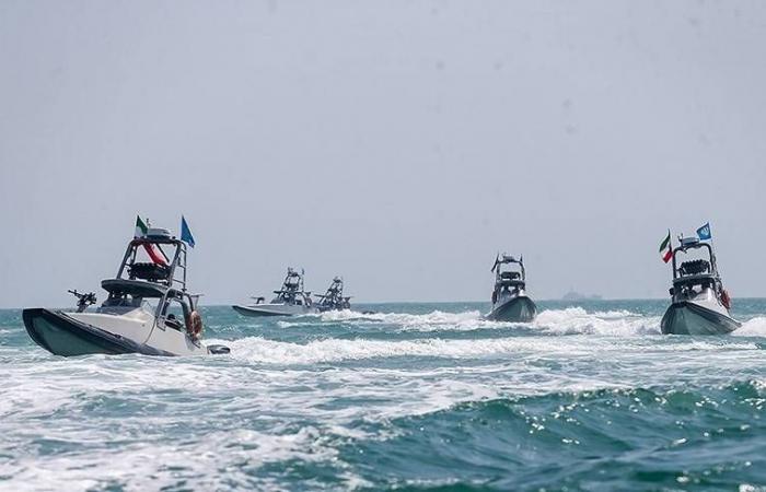 أسراب
      الزوارق
      الإيرانية
      تزيد
      مخاطر
      الملاحة
      في
      مضيق
      هرمز