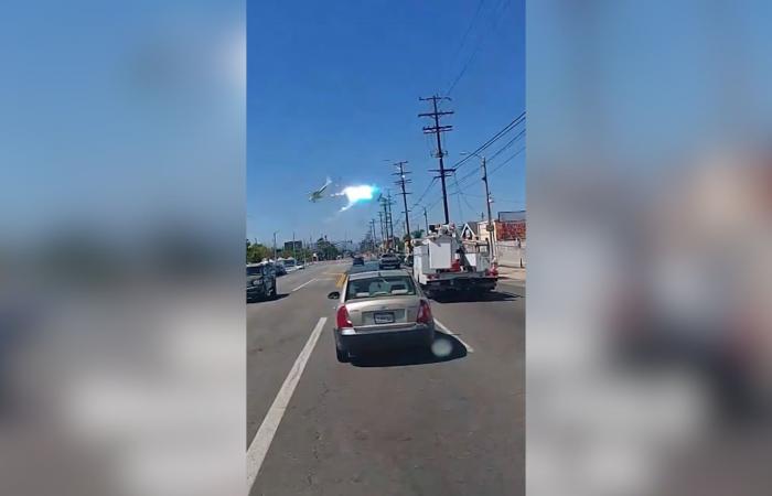 اصطدمت بعمود كهرباء.. لحظة تحطم طائرة صغيرة في لوس أنجلوس وسقوطها أرضًا