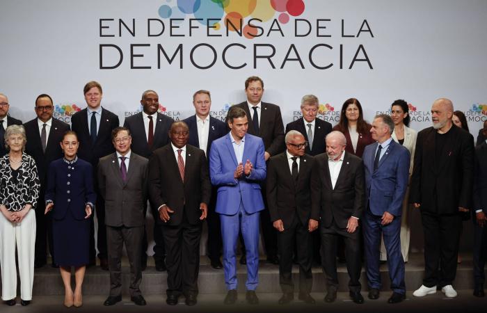 إقالة
      قائد
      عسكري
      أوكراني
      ترك
      جنوده
      يتضورون
      جوعاً
      على
      الجبهة