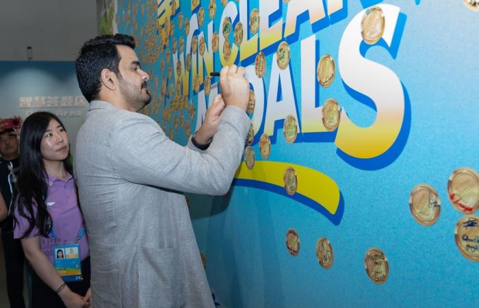 رئيس المجلس الأولمبي الآسيوي يزور قرية الرياضيين بدورة الألعاب الشاطئية "سانيا 2026"