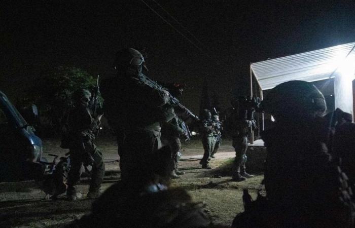 قوات إسرائيلية تعتقل مواطنا خلال اقتحامها بلدة في جنوب سوريا