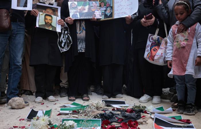 إسرائيل
      تسحب
      قسماً
      كبيراً
      من
      قواتها
      في
      لبنان
      رضوخاً
      لمطلب
      ترمب