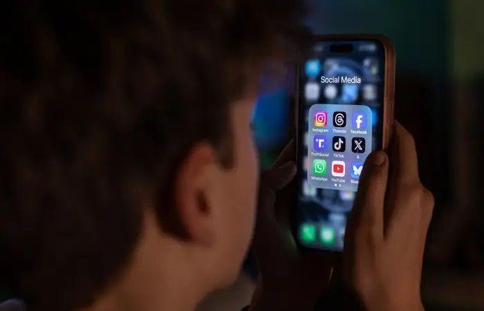 تركيا تقر قانونا جديدا يقيد استخدام القاصرين لمنصات التواصل الاجتماعي