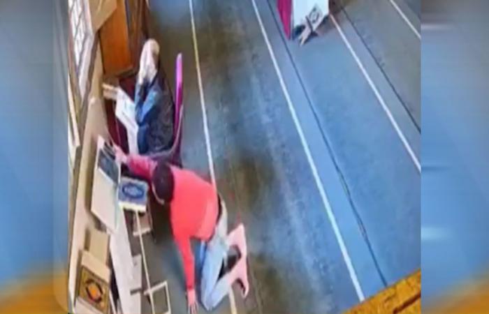 مصر.. غضب بعد فيديو سرقة هاتف داخل مسجد والداخلية تعقّب
