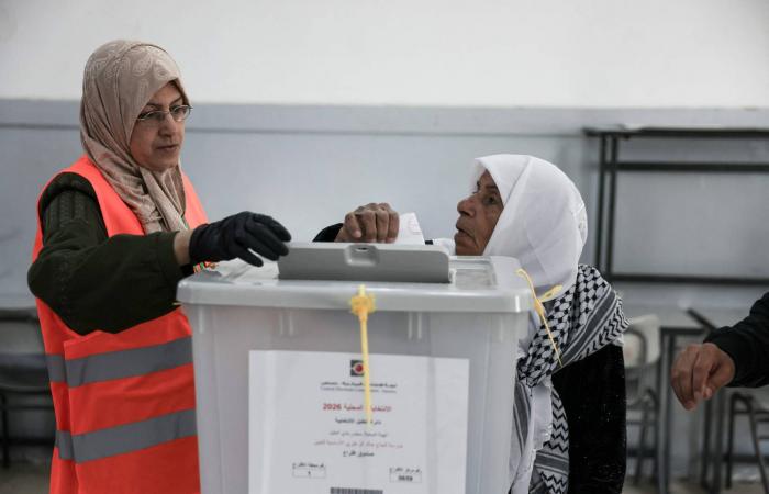 الأولى
      منذ
      اندلاع
      الحرب...
      بدء
      التصويت
      في
      الانتخابات
      البلدية
      بالضفة
      ووسط
      غزة