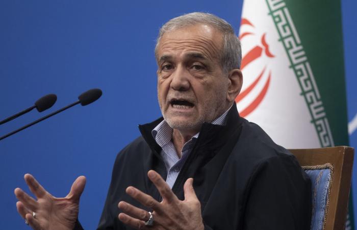 الرئيس الإيراني يدعو الشعب لترشيد استهلاك الطاقة بسبب الحصار الأمريكي