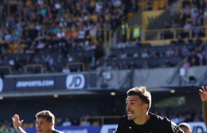 «البريميرليغ»:
      صلاح
      يغادر
      مصاباً...
      وليفربول
      يهزم
      كريستال
      بالاس