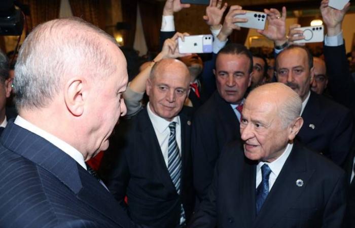 تركيا:
      إردوغان
      وأوزيل
      يتبادلان
      رسائل
      حول
      إمكانية
      اللقاء