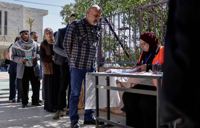 السلطات
      السورية
      تعتقل
      «متورطين»
      في
      إخفاء
      متهم
      بمجزرة
      التضامن