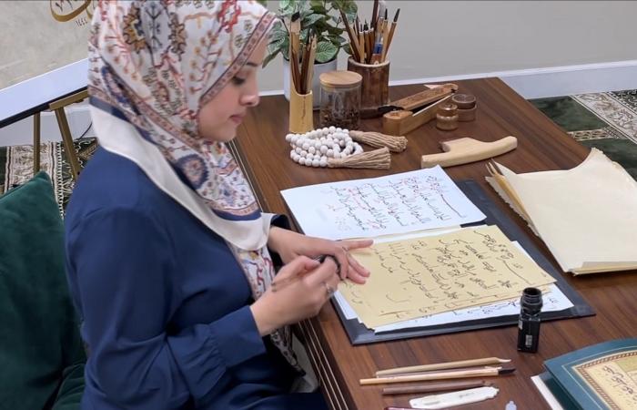 تعرّفوا إلى سحر.. الخطاطة التي وقعت في حب فنّ الخط العربي التقليدي