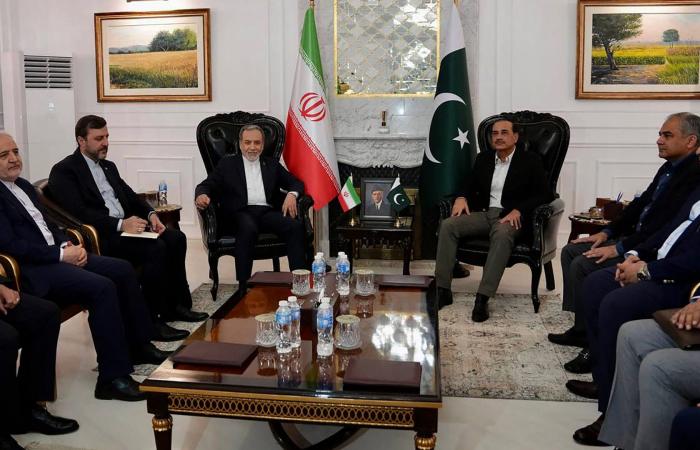 وزير خارجية إيران يلتقي قائد الجيش الباكستاني في إسلام آباد.. وبيان يوضح سبب الزيارة