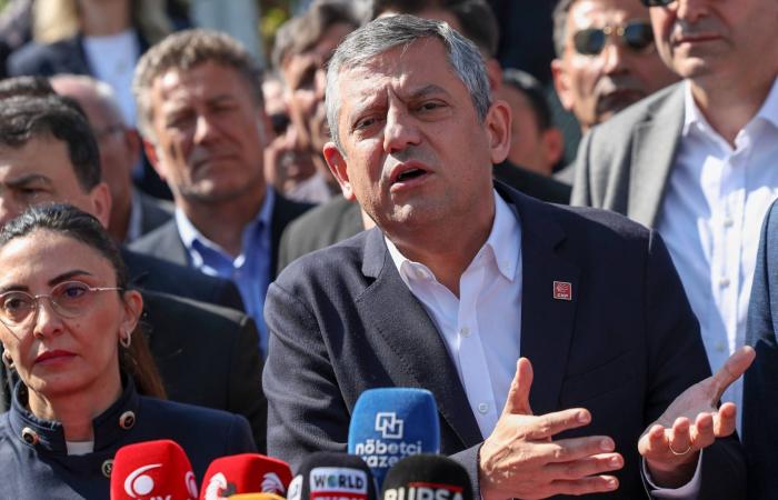 تركيا:
      إردوغان
      وأوزيل
      يتبادلان
      رسائل
      حول
      إمكانية
      اللقاء