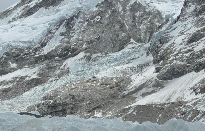 كتلة جليدية تعيق مسار مئات المتسلقين الطموحين لقمة إيفرست
