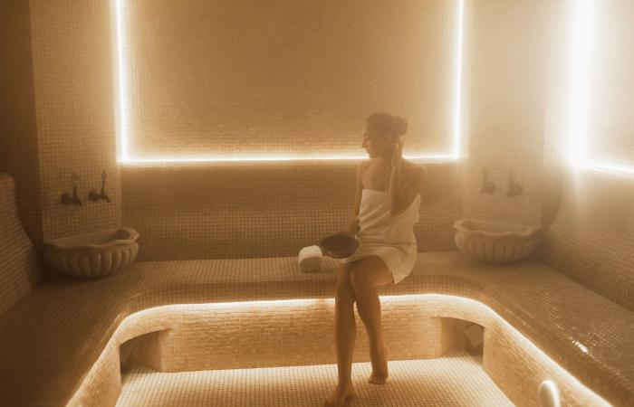 العلاج بالضوء الأحمر والساونا.. فائدة حقيقية أم مجرد صيحة؟