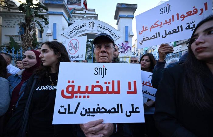 تونس
      تعلِّق
      نشاط
      «رابطة
      حقوق
      الإنسان»
      الحاصلة
      على
      جائزة
      نوبل
      للسلام