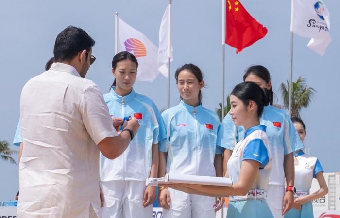 رئيس المجلس الأولمبي الآسيوي يتوّج الفائزات في سباق التتابع 4×60 متر للسيدات في "سانيا 2026"