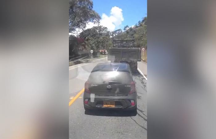 لحظة انفجار قنبلة على طريق سريع مزدحم في كولومبيا.. شاهد ما حدث