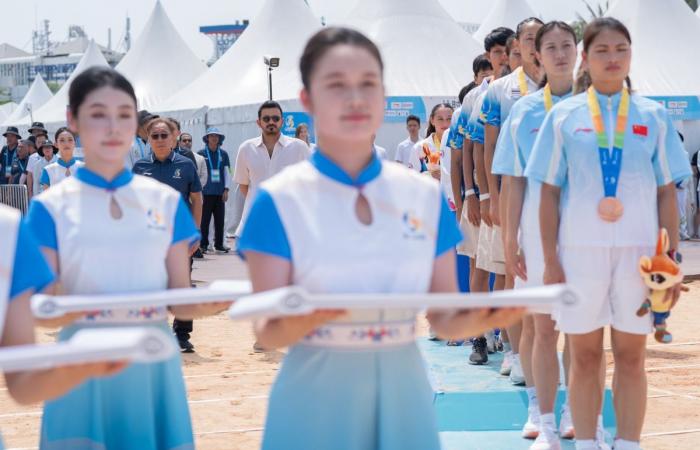 رئيس المجلس الأولمبي الآسيوي يتوّج الفائزات في سباق التتابع 4×60 متر للسيدات في "سانيا 2026"