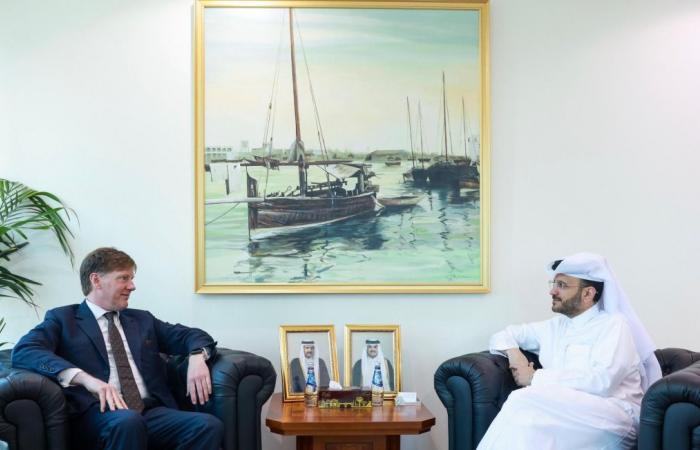 مستشار رئيس مجلس الوزراء يجتمع مع مبعوث المملكة المتحدة الخاص إلى السودان