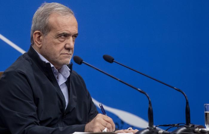 رئيس إيران يبين ما على أمريكا فعله أولا ويرفض الدخول بمفاوضات "قسرية"