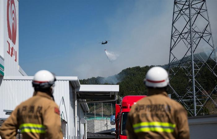  رجال الإطفاء في اليابان يكافحون لاحتواء حرائق غابات وإجلاء أكثر من 3 آلاف شخص