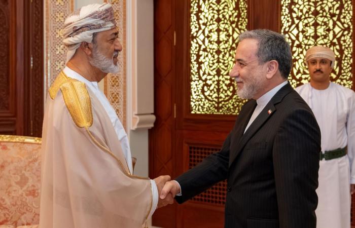 ماذا قال سلطان عُمان لوزير خارجية إيران خلال استقباله في مسقط؟