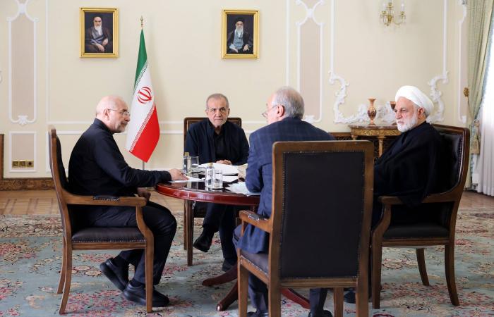 وزير
      الخارجية
      الإيراني
      يعود
      إلى
      باكستان