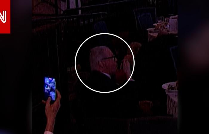 متابعة: استمر بتناول سلطته وسط احتماء الناس.. تصرف وكيل مواهب بهجوم عشاء البيت الأبيض يدهش روّاد الإنترنت