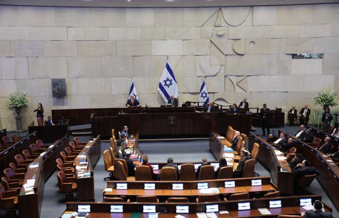 ماكرون
      يعتزم
      التواصل
      مع
      السلطات
      في
      طهران