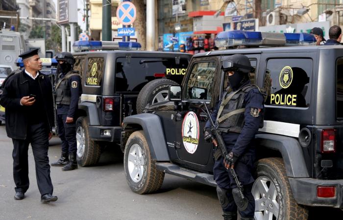 مصر.. فيديو لشخص يرمي المارة بالحجارة من فوق مأذنة مسجد والداخلية تعلق