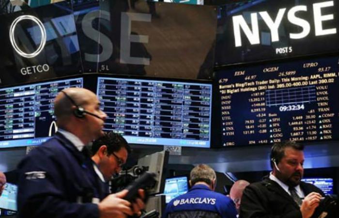 مؤشرات الأسهم الأمريكية تبدأ التداولات منخفضة