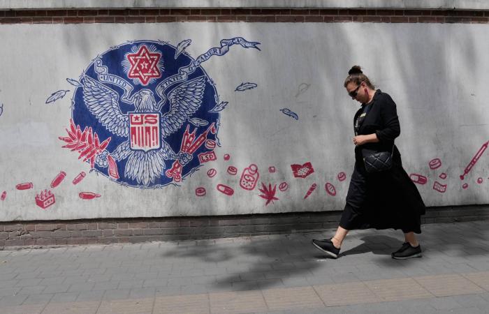 نساء
      من
      دون
      حجاب
      في
      إيران...
      رغم
      استمرار
      القيود
      الصارمة