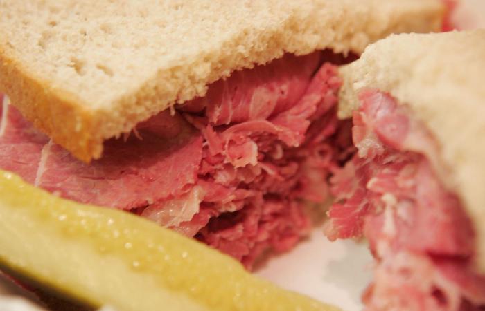 هذا النوع من الطعام يزيد من شيخوخة جسمك وبشرتك..بماذا تستبدله؟