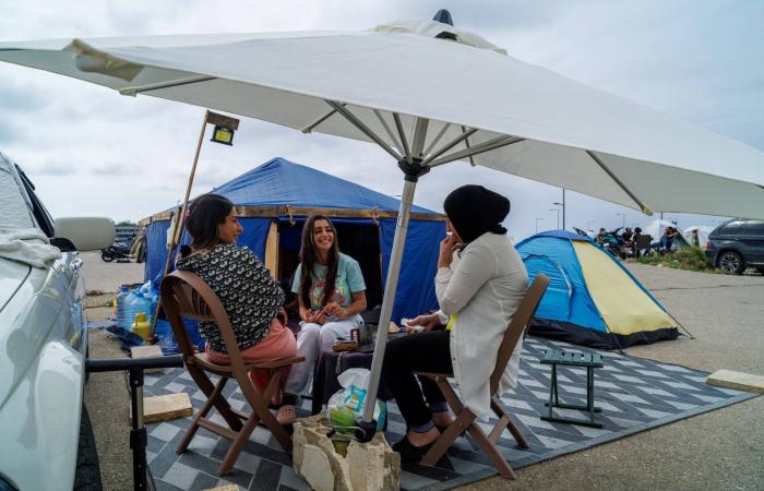 اليأس
      يحكم
      قبضته
      على
      أسرة
      لبنانية
      نازحة
      وسط
      استمرار
      التوترات