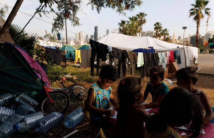 اليأس
      يحكم
      قبضته
      على
      أسرة
      لبنانية
      نازحة
      وسط
      استمرار
      التوترات