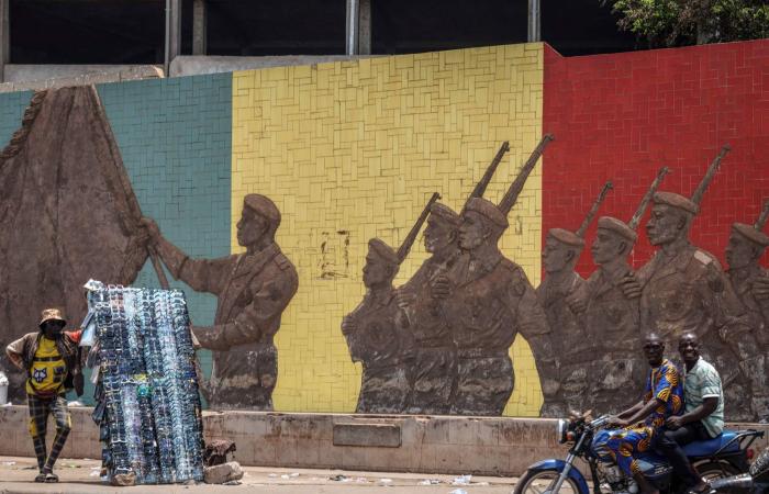 انفجارات
      تكسر
      الهدوء
      الحذر
      في
      العاصمة
      المالية
      باماكو