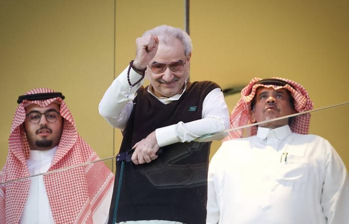 الدوري
      السعودي:
      الهلال
      يتجاوز
      ضمك
      بصعوبة...
      ويشعل
      السباق
      مع
      النصر