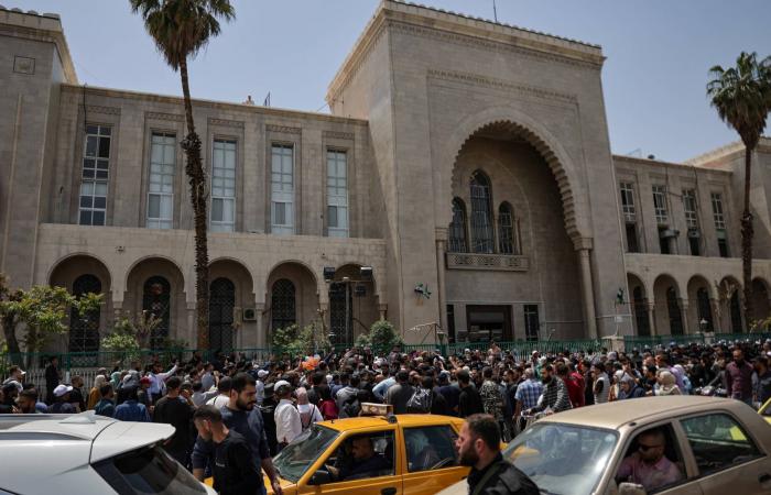 نقيب
      المحامين
      في
      سوريا:
      قانون
      العدالة
      الانتقالية
      قريباً
      في
      مجلس
      الشعب