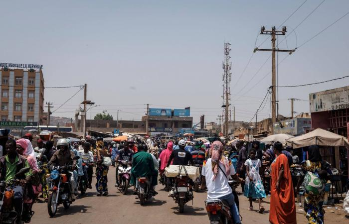 مقتل
      23
      مدنياً
      وعسكرياً
      على
      الأقل
      بهجوم
      في
      مالي