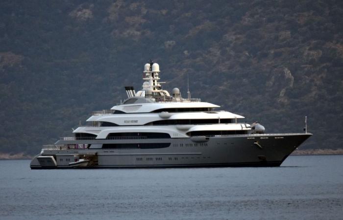 يخت فاخر يعبر مضيق هرمز.. من صاحبه؟