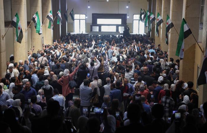 نقيب
      المحامين
      في
      سوريا:
      قانون
      العدالة
      الانتقالية
      قريباً
      في
      مجلس
      الشعب