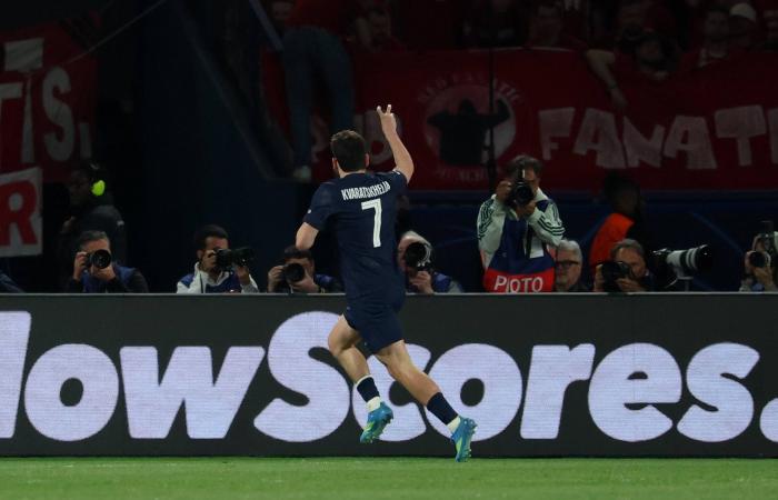 «أبطال
      أوروبا»:
      تسعة
      أهداف
      في
      فوز
      سان
      جيرمان
      على
      بايرن
      بـ«ملحمة
      حديقة
      الأمراء»