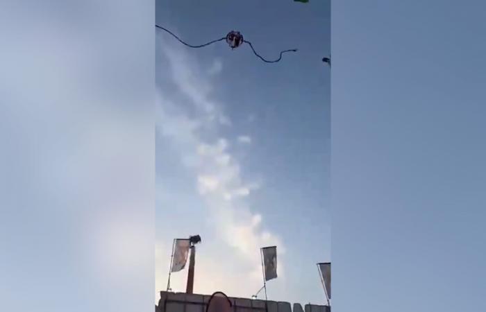 لحظة انقطاع كابل لعبة "المقلاع" في الهواء بمدينة ملاهي في إسبانيا