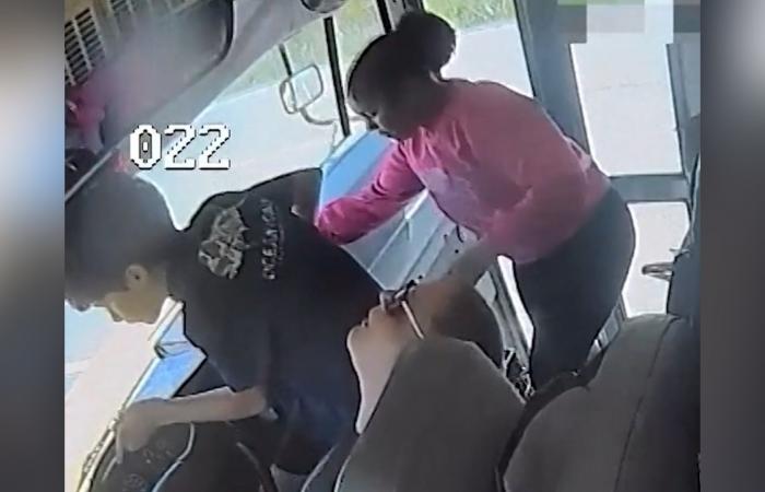 تحركوا سريعًا.. طلاب بالصف السادس يقودون حافلة بعد فقدان السائقة الوعي فجأة