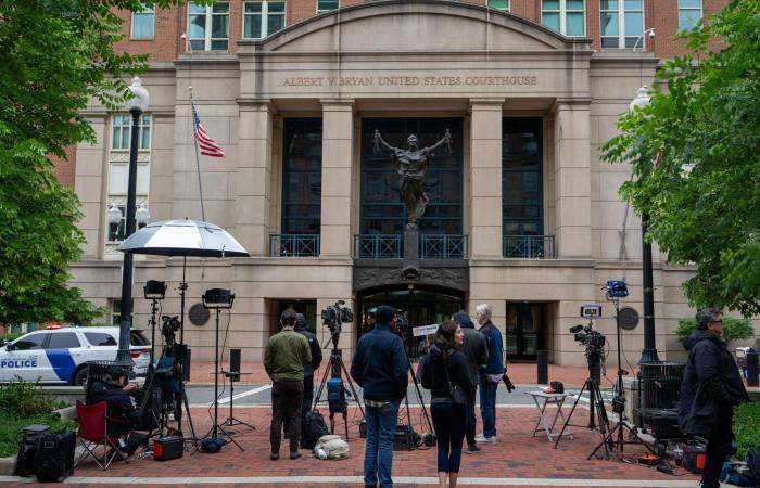 وزارة
      العدل
      الأميركية
      تجدد
      ملاحقة
      كومي
      وخصوم
      ترمب